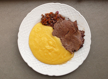 Brasato di manzo al barolo con polenta - Bertazzoni